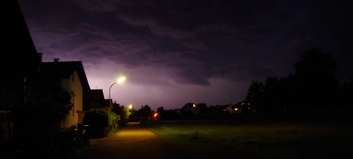 Gwitterstimmung in der Vogelbeerstraße in Großkarolinenfeld